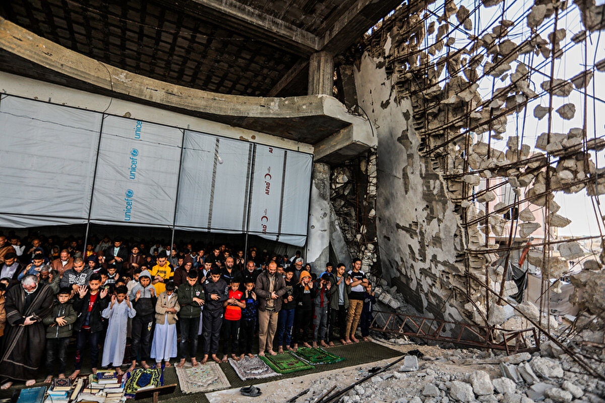 Gazze’de bayram, sevinç yerine sabır ve direnişle karşılandı<br>Saldırıların devam etmesi nedeniyle, bayram sabahı Gazze sokaklarında ne çocuk kahkahaları duyuldu ne de geleneksel bayram kutlamaları yapıldı. Camilerin önünde bayram şekeri ve tatlı dağıtılan eski bayramlar geride kaldı.<br><br>Filistinliler, bayramı savaşın gölgesinde geçirirken, yaşanan büyük yıkıma rağmen birlik ve dayanışma içinde ayakta kalmaya çalışıyor. Bombardıman altındaki Gazze’de bayram, sevinç yerine sabır ve direnişle karşılanıyor.