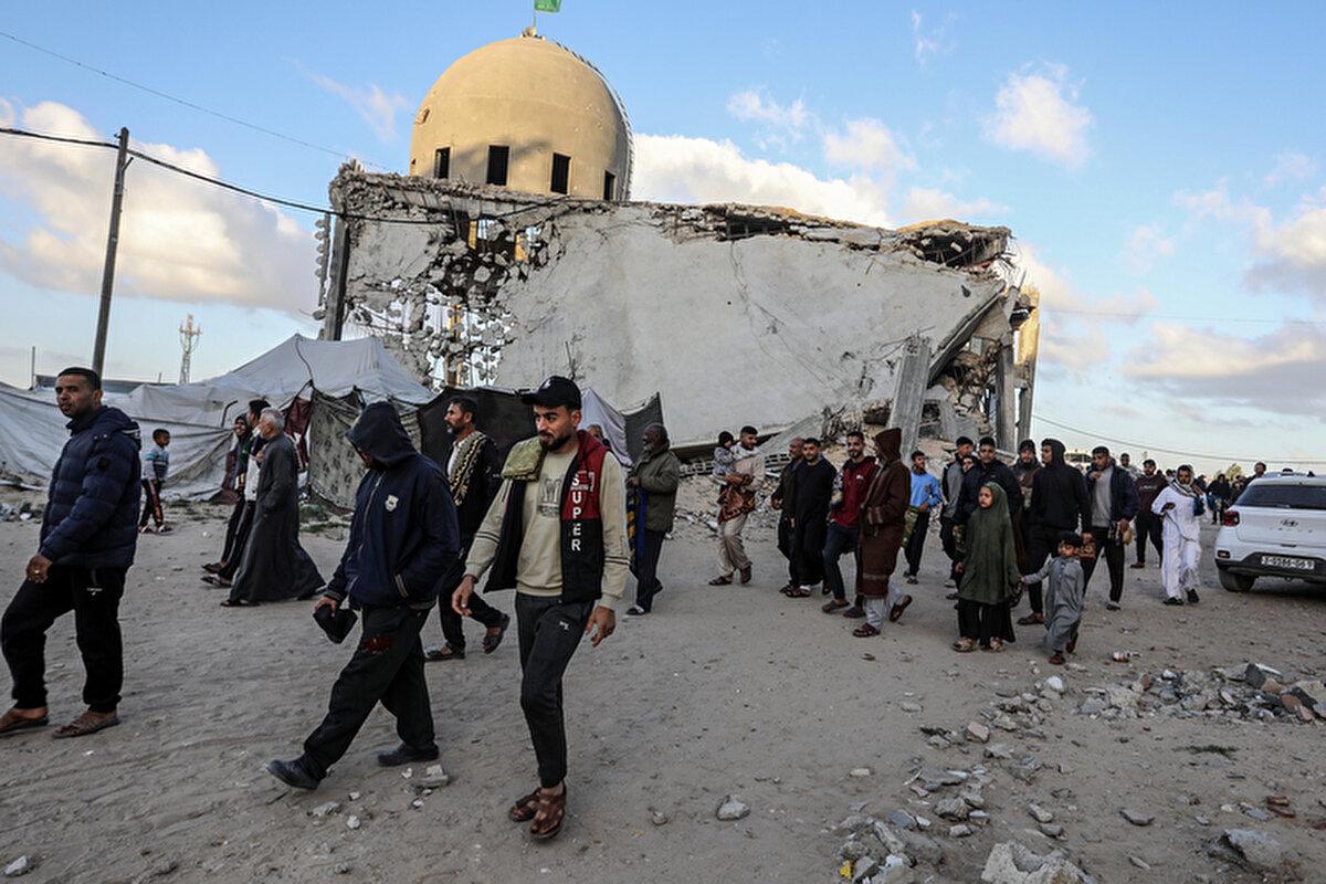 Batı Şeria’daki Filistinliler, İsrail saldırıları altında bayram namazını kıldı<br>İsrail işgali altındaki Batı Şeria’daki Filistinliler, Ramazan Bayramı namazını, özellikle kuzeydeki mülteci kamplarına yönelik süren İsrail saldırıları altında kıldı.Filistinliler, işgal altındaki Batı Şeria’nın tüm şehir ve kasabalarında, camilerde ve açık alanlarda bayram namazını eda etti.