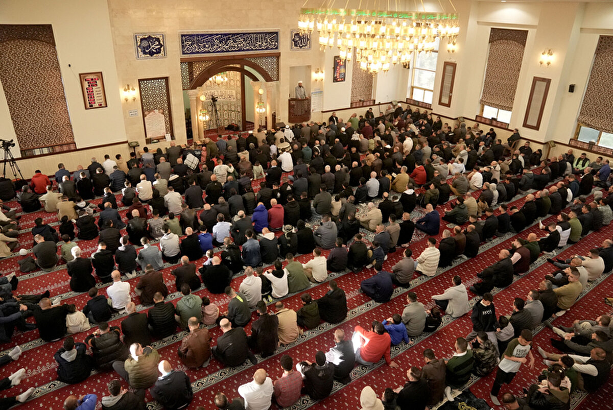 İbrahim Camii’nde yoğun İsrail önlemleri<br>El Halil kentindeki tarihi İbrahim Camii’nde bayram namazı, İsrail’in sıkı güvenlik önlemleri altında kılındı.<br><br>İsrail, 1994’te bir Yahudi yerleşimcinin camide 29 Filistinliyi katletmesinin ardından camiyi ikiye bölerek yüzde 63’ünü Yahudilere, yüzde 37’sini Müslümanlara tahsis etti.<br><br>İbrahim Camii, Müslümanlar için yılda yalnızca 10 gün tamamen açık tutuluyor. Bu günler arasında ramazan ayının cuma günleri, Kadir Gecesi, bayramlar, Miraç Kandili, Mevlid Kandili ve Hicri yılbaşı bulunuyor.<br><br>Filistin Kızılayı: İsrail'in Refah'ta kuşattığı ekiplerden 14 kişinin cenazesine ulaşıldı<br>İsrail ordusunun Gazze'nin güneyindeki Refah'ta hedef alıp kuşattığı ilk yardım ve sivil savunma ekiplerinden 14 kişinin cenazesine ulaşıldığı belirtildi.<br><br>Refah'ın Tel es-Sultan bölgesinde İsrail tarafından kuşatılan ve 8 gündür kendilerinden haber alınamayan 9'u ilk yardım görevlisi 15 kişiyi arama çalışmaları bugün de devam etti.<br><br>Filistin Kızılayından yapılan yazılı açıklamada, Birleşmiş Milletler İnsani İşler Koordinasyon Ofisi (OCHA), Kızılhaç Komitesi ve Sivil Savunma Müdürlüğünden bir ekiple yürütülen çalışmalara ilişkin son bilgiler paylaşıldı.<br><br>Açıklamada, 8'i ilk yardım, 5'i sivil savunma çalışanı ve 1'i de BM görevlisi olmak üzere 14 kişinin cenazesine ulaşıldığı ifade edildi.<br><br>Arama çalışmalarının sürdüğü ancak 9'uncu ilk yardım görevlisinin hala kayıp olduğu ve İsrail tarafından alıkonduğunun düşünüldüğü kaydedildi.<br><br>Cenazelerin, kuma gömülü olmaları ve bazılarının çürümeye başlaması nedeniyle çok zor çıkarıldıkları aktarıldı.<br><br>Batı Şeria’da şiddet tırmanıyor<br>İsrail, 7 Ekim 2023’te Gazze’ye yönelik başlattığı saldırılardan bu yana Batı Şeria’da da Filistinlilere yönelik baskılarını artırdı.<br><br>İsrail askerleri ve gaspçı İsraillilerin saldırılarında bugüne yaklaşık 940 Filistinli hayatını kaybederken, yaklaşık 7 bin kişi yaralandı ve 15 bin 700 kişi gözaltına alındı.<br><br>Ateşkesi bozan İsrail ordusu, Gazze'ye şiddetli saldırıları yeniden başlattı<br>İsrail ordusu, Gazze Şeridi'nde 19 Ocak'ta yürürlüğe giren ateşkesin ardından 18 Mart sabahı şiddetli saldırılarına yeniden başladı.<br><br>İsrail ordusunun saldırıları yeniden başlatmasından itibaren çoğunluğu yaşlı, kadın ve çocuk olmak üzere 921'den fazla Filistinli hayatını kaybetti, 2 bin 54'ü aşkın kişi yaralandı.<br><br>İsrail'in Gazze Şeridi'ne 7 Ekim 2023'ten bu yana düzenlediği saldırılarda ise yaşamını yitiren Filistinlilerin sayısı 50 bin 277'ye, yaralıların sayısı ise 114 bin 95'e yükseldi.