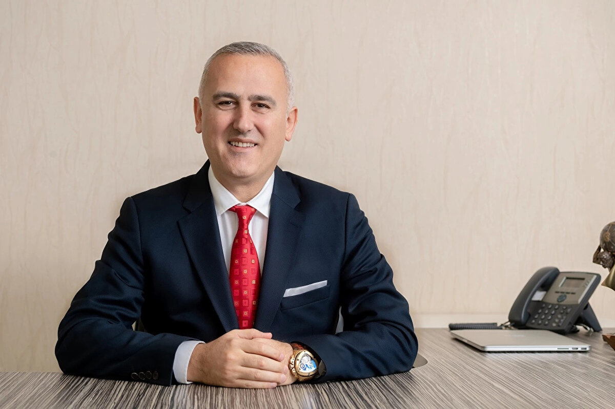 "250 BİN EURO YATIRIMLA, AVRUPA KAPISI AÇILIYOR"<br><br>Gayrimenkul harcamalarının nedenlerine işaret eden Tekçe, sözlerini şöyle sürdürdü:<br><br>“Yurt dışında konut almanın birinci nedeni özgürce seyahat etmek isteyenlerin altın vize (golden visa) almak istemesi. Türklerin yurt dışındaki gayrimenkul yatırımlarında Dubai ve Yunanistan öne çıkıyor. Yunanistan'ın tercih edilmesinin en önemli sebebi 250 bin euro yatırımla alıcıya tüm Avrupa ülkelerinin kapısının açılması. Politika gereği vize programlarını sırayla yatırım ihtiyacı olan ülkelere yönlendiriyorlar. Mesela İspanya ve Portekiz de tercih ediliyordu ancak şu an vize programlarını kapatıldı ve onların yerine Macaristan 250 bin euro karşılığında altın vize programlarını başlattı.”