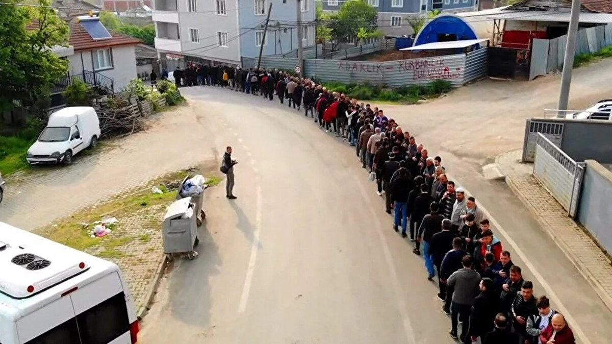 Bursa'nın İnegöl ilçesine bağlı 12 bin nüfuslu Cerrah Mahallesi sakinleri, dini bayramlarda toplu halde bayramlaşıyor.