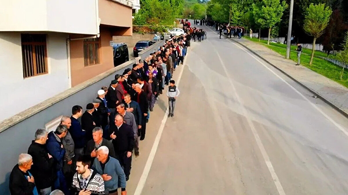 Geleneksel hale gelen toplu bayramlaşma, bayram namazı sonrası başlıyor.