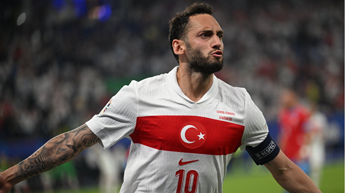 Inter formasıyla İtalya Serie A'da şampiyonluğa koşan milli oyuncumuz Hakan Çalhanoğlu gündeme ve geleceğine dair olay açıklamalarda bulundu.<br>