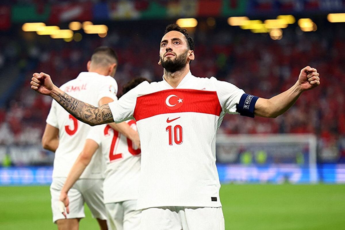 Inter forması giyen Hakan Çalhanoğlu kariyerine ilişkin Sabah'a dikkat çeken açıklamalarda bulundu.<br>