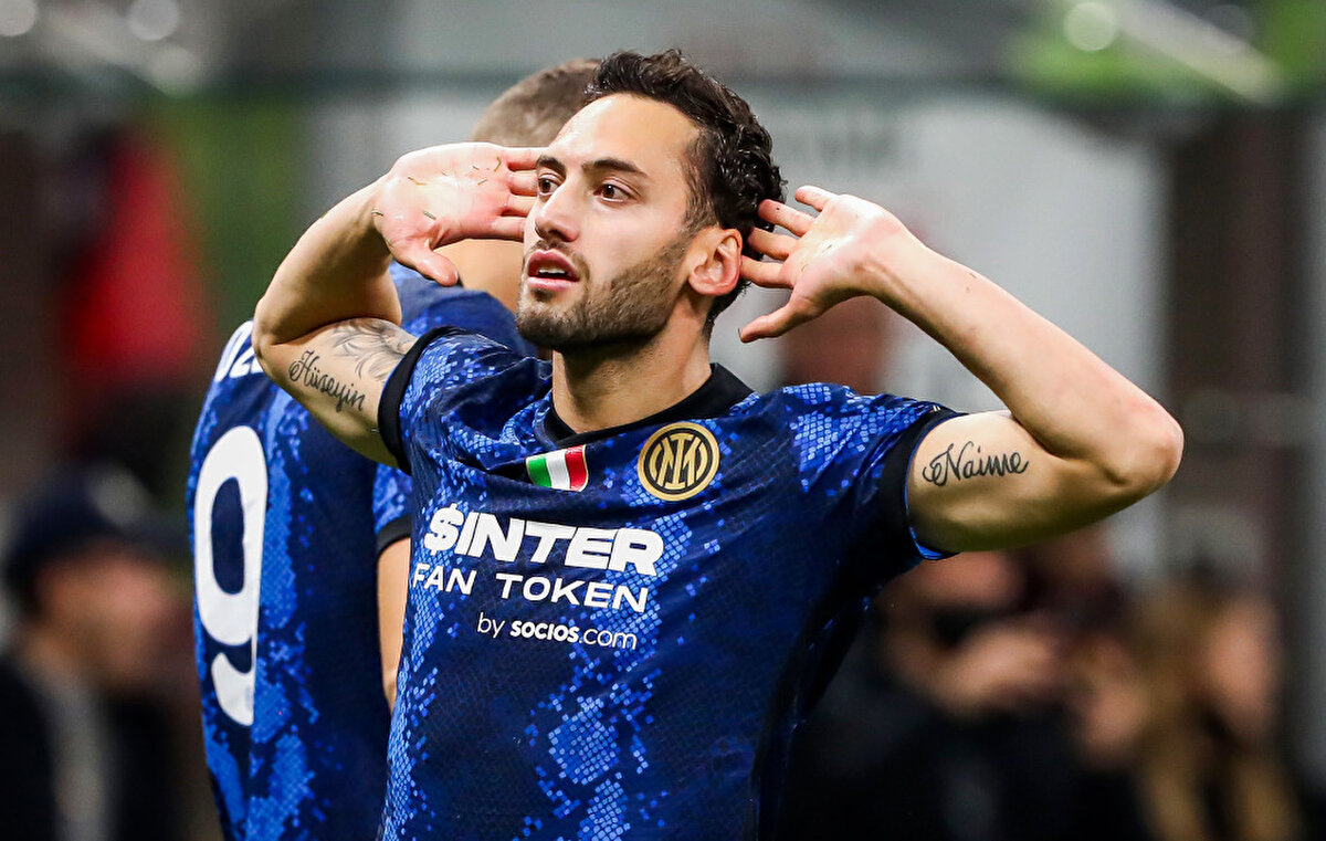 "Galatasaray forması giymek şereftir"<br><br>Son olarak geleceğiyle ilgili konuşan Hakan Çalhanoğlu şu sözlerle açıklamalarını sonlandırdı:"Inter'de çok mutluyum. Zaman neyi gösterir bilemeyiz. Bir gün Galatasaray forması giymek benim için şereftir."