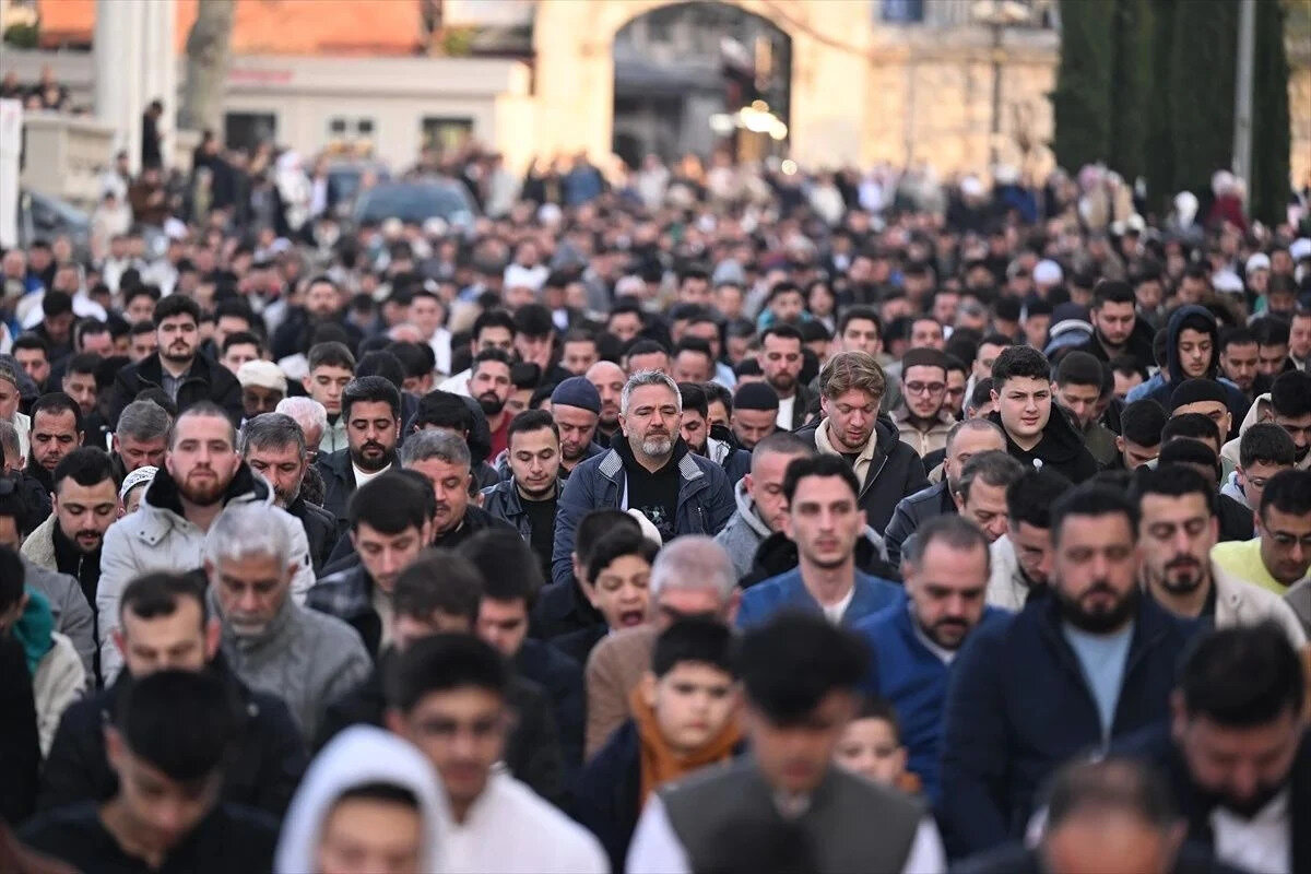 Ramazan Bayramı, 'Şeker Bayramı' ve 'İftar Bayramı' olarak da bilinir. Ramazan Bayramı'nın Arapçası 'Îdü'l-Fitr', Farsçası ise 'Îd-ı Fitr'dir. <br><br>Ramazan Bayramı, üç ayların sonuncusu ve İslam alemi için oruç tutma ayı olan Ramazan ayının bitiminden sonra üç gün boyunca kutlanır. Hicri takvime göre Ramazan ayının son günü arefe, Ramazan Bayramı'nın ilk günü ise Şevval Ayının ilk gününe denk gelmektedir.