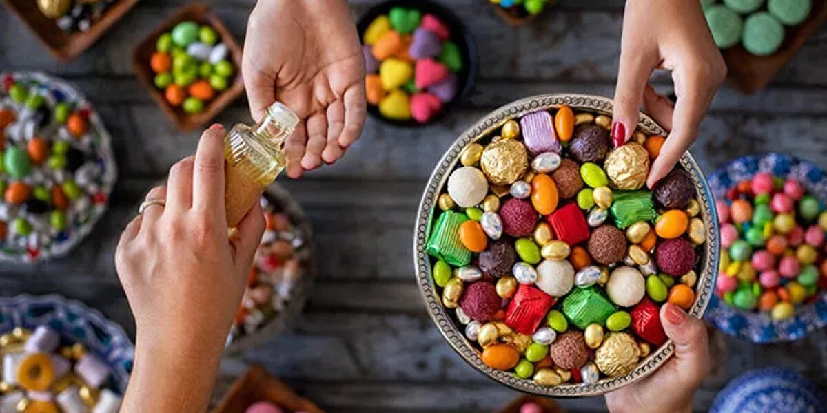 Ramazan Bayramı Gelenekleri Nelerdir?<br>Ramazan Bayramı'nın ilk gününde camilerde cemaatle birlikte bayram namazı kılınır. Bayram namazı genellikle erkekler tarafından kılınır ve namazının ardından hutbe okunur. Ardından aileler bir araya gelir. <br><br>Her bayram olduğu gibi Ramazan Bayramı'nda da bayramlık kıyafetler giyilir. Zira, bayramlarda bakımlı ve temiz olmak kıymetli bir adettir. <br><br>Ramazan bayramında aile büyükleri, akrabalar ve dostlar ziyaret edilir. Büyüklerin elleri öpülür. Ancak büyükler kadar küçükleri mutlu etmek de önemlidir. Bu yüzden çocuklara harçlık ve şeker verilir. <br><br>Maaile bayram sofralarında bir araya gelir, küslükler biter. Gelen misafirlere kolonya, şeker, tatlı verilir; küçük büyük demeden konuklara özenle hazırlanmış ikramda bulunulur. <br><br>Çocuklar Ramazan Bayramı'nda komşuları gezerler. Birkaç kişilik gruplar halinde kapı kapı dolaşan çocuklar herkesin kapısını çalar ve şeker toplarlar. Günümüzde ise bu gelenek sadece küçük kasaba ve mahallelerde devam etmektedir.