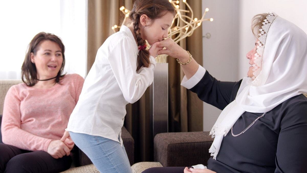 Ramazan Bayramına Neden Şeker Bayramı Denir? <br>Şimdi de Ramazan Bayramını etimolojik olarak inceleyelim. Bayram, Ramazan ayının sonunda kutlandığı için 'Ramazan Bayramı' olarak adlandırılır. Ramazan kelimesi Arapçada 'Ramad' kökünden gelir. Çağdaş Arapça-Türkçe sözlüklere göre bu kelime 'kuru, yanık, sıcak toprak' ya da 'kavrulmuş zemin' anlamlarına gelir. <br><br>Peki, Neden Ramad ya da Ramazan? <br>Bunun nedeninin tarihte ilk kez farz olan oruç ibadetinin uygulanmaya başlandığı Ramazan ayının yaz aylarına denk gelmesi olduğuna inanılır. Ayrıca Ramazan ayının 'günahların yakılıp temizlenmesi' anlamını da taşıması nedeniyle kelimenin 'kavrulmuş zemin' kelimesinden türediği de tahmin edilir. Tabii tüm bu görüşler için kesin bir kanıt bulunmamaktadır. Osmanlıdan Günümüze Ramazan: Şeker Bayramı Yani Şükür Bayramı<br><br>Şeker Bayramı ismi ise bayramın Osmanlı dönemindeki adının Türkçeleştirilmesiyle ortaya çıkmıştır. Osmanlı döneminde bu bayrama 'Iyd-ı Fıtır' denilmiştir. Kelimenin kökenini incelediğimizde: Iyd kelimesinin 'bayram', fıtır kelimesi ise 'oruç açma' anlamına gelmektedir. Fıtır, 'fıtır sadakası', 'şükür sadakası' veyahut 'fitre' olarak da bilinir. <br><br>Eski kaynaklarda Ramazan Bayramı, Şükür Bayramı olarak da anılır. Peki, şükür nasıl şeker olarak kullanılmaya başlamıştır? 👇