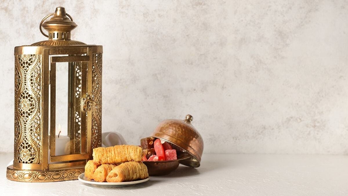 Şükür Bayramı Nasıl Şeker Bayramına Dünüştü?<br>Şükür kelimesi 'Şık-kef-rı' şeklinde yazılır. Bu kelime aynı anda hem 'şükür' hem de 'şeker' kelimesine karşılık gelmektedir. <br><br>İşte, Ramazan Bayramı'nın 'Şeker Bayramı' olarak anılma nedeni de budur! Şükür kelimesi şeker ile aynı şekilde yazıldığı için Osmanlı dönemindeki kaynaklarda her iki şekilde de yer alarak farklı isimlendirilmeye başlanmıştır. Yani, Şeker Bayramı bir okuma hatası sonucu ortaya çıkmış ve zamanla bu şekilde anılmaya başlanmıştır. <br><br>Tarihi adlardan evrilerek günümüze gelen bu isim, zamanla toplumda önemli bir yere sahip olmuştur. Peki siz hangisini tercih ediyorsunuz; Ramazan Bayramı mı, Şeker Bayramı mı, yoksa Şükür Bayramı mı?Şükür kelimesi 'Şık-kef-rı' şeklinde yazılır. Bu kelime aynı anda hem 'şükür' hem de 'şeker' kelimesine karşılık gelmektedir. İşte, Ramazan Bayramı'nın 'Şeker Bayramı' olarak anılma nedeni de budur! Şükür kelimesi şeker ile aynı şekilde yazıldığı için Osmanlı dönemindeki kaynaklarda her iki şekilde de yer alarak farklı isimlendirilmeye başlanmıştır. Yani, Şeker Bayramı bir okuma hatası sonucu ortaya çıkmış ve zamanla bu şekilde anılmaya başlanmıştır. Tarihi adlardan evrilerek günümüze gelen bu isim, zamanla toplumda önemli bir yere sahip olmuştur. Peki siz hangisini tercih ediyorsunuz; Ramazan Bayramı mı, Şeker Bayramı mı, yoksa Şükür Bayramı mı?<br>Şükür kelimesi 'Şık-kef-rı' şeklinde yazılır. Bu kelime aynı anda hem 'şükür' hem de 'şeker' kelimesine karşılık gelmektedir. <br><br>İşte, Ramazan Bayramı'nın 'Şeker Bayramı' olarak anılma nedeni de budur! Şükür kelimesi şeker ile aynı şekilde yazıldığı için Osmanlı dönemindeki kaynaklarda her iki şekilde de yer alarak farklı isimlendirilmeye başlanmıştır. Yani, Şeker Bayramı bir okuma hatası sonucu ortaya çıkmış ve zamanla bu şekilde anılmaya başlanmıştır.