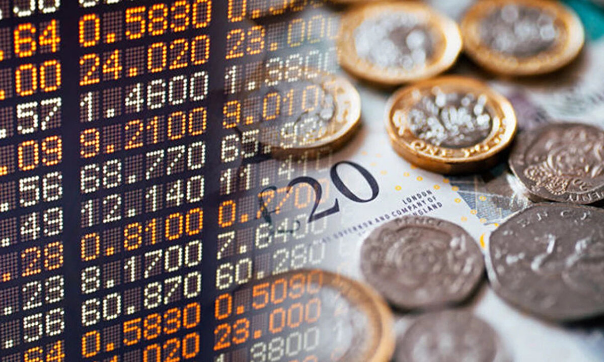 Bilindiği üzere pandemi ile birlikte konut ve otomotiv piyasasında ciddi bir dalgalanma yaşandı. Döviz kurundaki artış, yükselen faizler ve devamında gelen enflasyonun 'pik' yapması piyasaları adeta altüst etti. Bu süreç fırsatçılığı da beraberinde getirdi. 2022 başı itibarıyla bir malın eder fiyatını kestirmek zor hâle geldi. Aynı binada iki farklı satılık veya kiralık konut fiyatının arasında ciddi uçurumlar oluştu. Aynı durum otomotiv piyasasında da yaşandı. Hükümet bu noktada çeşitli adımlar attı. Öncelikle otomotiv piyasasında stokçular denetime girdi. Fahiş fiyat artışları dengelendi ve piyasa rayına oturdu. Hemen akabinde konut piyasasına da müdahaleler geldi. Kiralık konutlarda yıllık artışlara yüzde 25 zam sınırı getirildi. Yüksek kâr hırsı ile hareket edenler tespit edildi ve cezaları kesildi.