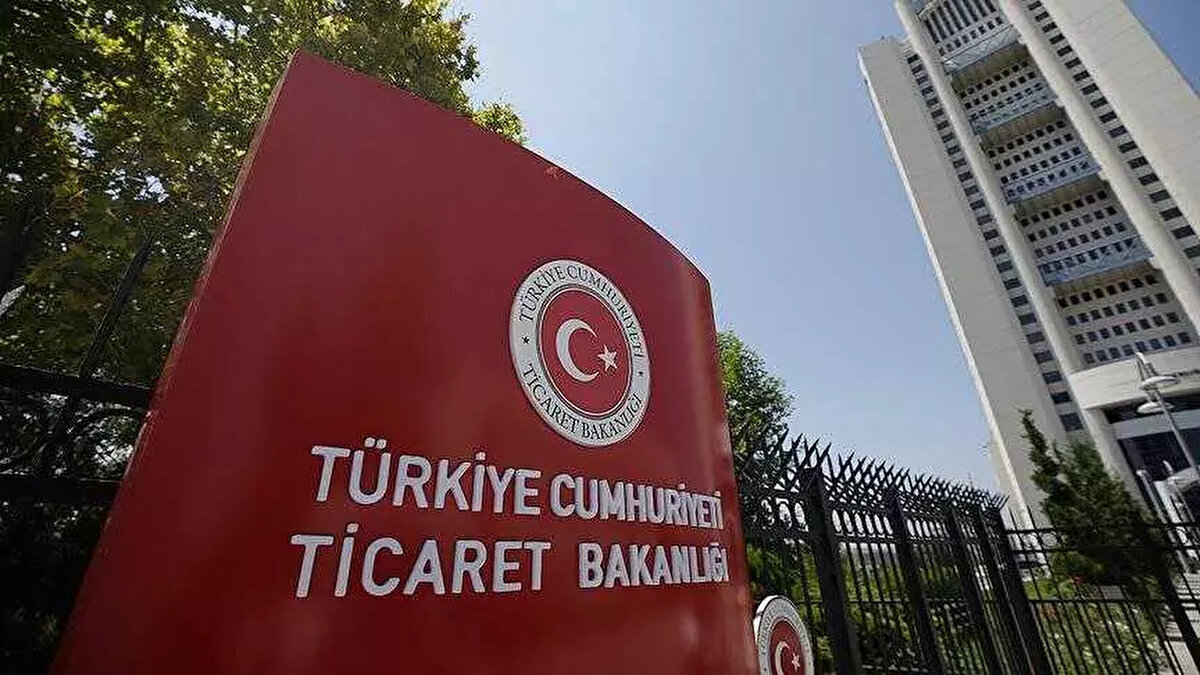 İKİ AYRI PLATFORMA 1,2 MİLYON TL CEZA<br>Ticaret Bakanlığı emlak ve otomotiv sektöründe adil, rekabetçi ve istikrarlı piyasa yapısının tesis edilmesi, sektörde kaliteli hizmet sunumunun sağlanması ve tüketici mağduriyetlerinin önüne geçilmesi maksadıyla taşınmaz ve taşıt ilanlarının yayımlandığı ilan platformlarında kimlik ve yetki doğrulama yükümlülüğü getirmişti. Sistem, 1 Ocak itibarıyla ilk aşamada kiralık taşınmaz ilanları için zorunlu olacak şekilde devreye alınmıştı. Uygulamayla kimlik bilgilerini doğrulamayan kişilerin emlak portalleri üzerinden ilan vermelerinin önüne geçilmişti. Bakanlık ekipleri sistemin ilk aşamasında yaptığı denetimlerde, düzenlemeye aykırı şekilde ilan yayımladığı tespit edilen bir şirketin iki ayrı ilan platformuna 1 milyon 200 bin lira tutarında idari para cezası uyguladı.