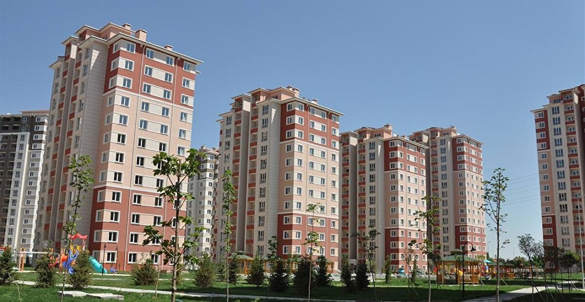 UYGULAMA 7 NİSAN'DA DEVREYE GİRİYOR<br>Fakat sektörde bir problem daha vardı. O da sahte ilanlar… İster ev sahibi olsun ister emlakçı, ilan sitelerine yüksek fiyattan sahte ilanlar giriyor ve mevcut konutların fiyatlarını yükseltiyordu. Ev alacak ya da kiralayacak olanlar ilan sitelerine baktıklarında bu şişirilmiş fiyatlar baz alıyorlardı. Bu da sektörde ciddi bir balon oluşturmuştu. Konuyla İlgili denetimler sıklaştırıldı, bir dizi tedbir alındı. İlan siteleri de dâhil birçok kişi ve kuruma ceza kesildi. Son olarak bakanlık 1 Ocak'ta vatandaşı yanıltan ilanların önüne geçmek için Emlak İlan Doğrulama Sistemi'ni (EİDS) devreye aldı. Böylece emlak ilanlarının yalnızca mülk sahibinin e-Devlet üzerinden yetkilendirdiği kişiler tarafından girilmesi mecburi hâle getirildi. Ticaret Bakanlığı bunun üzerine yeni bir adım daha atacağını açıkladı. Buna göre 7 Nisan itibariyle kiralık ilanlar için zorunlu hâle getirilen EİDS'in satılık konut ve iş yeri ilanları için de geçerli olacağı ifade edildi.