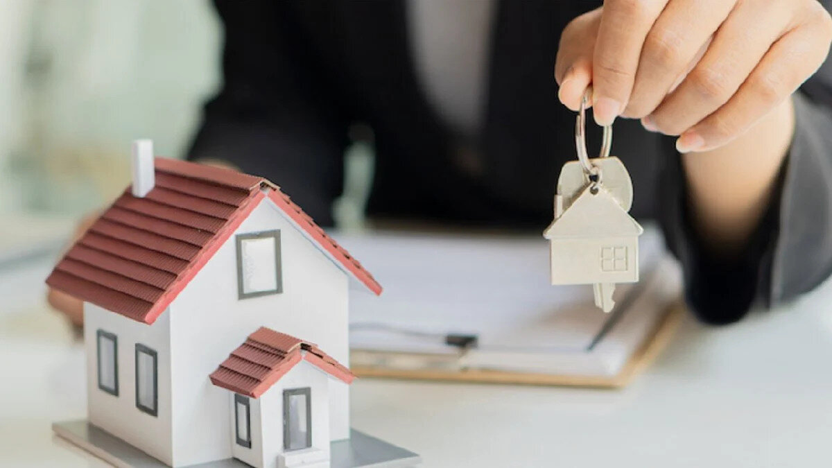 HEM ALICI HEM DE SATICIYI KORUYOR<br>Tüketici dernekleri de konuyu destekliyor. Yapılan açıklamalarda "Piyasada yanıltıcı ilanlar yüzünden birçok insan mağdur oluyordu. Vatandaşlar gerçekte var olmayan veya şişirilmiş fiyatlarla listelenen gayrimenkuller sebebiyle hem zaman kaybediyor hem de maddi zarar görebiliyordu. Bu yeni sistemle birlikte ilanların doğruluğu sağlanacak ve güvenilir bir alışveriş ortamı oluşturulacak. EİDS, hem alıcıyı hem de satıcıyı koruyarak daha adil bir piyasa ortamı oluşturacak. Özellikle ilk defa ev veya iş yeri satın alacak kişiler için bu düzenleme büyük bir teminat sunuyor. Artık ilanların doğruluğunu sorgulamak yerine, yatırım yaparken daha bilinçli kararlar verilebilecek" denildi.