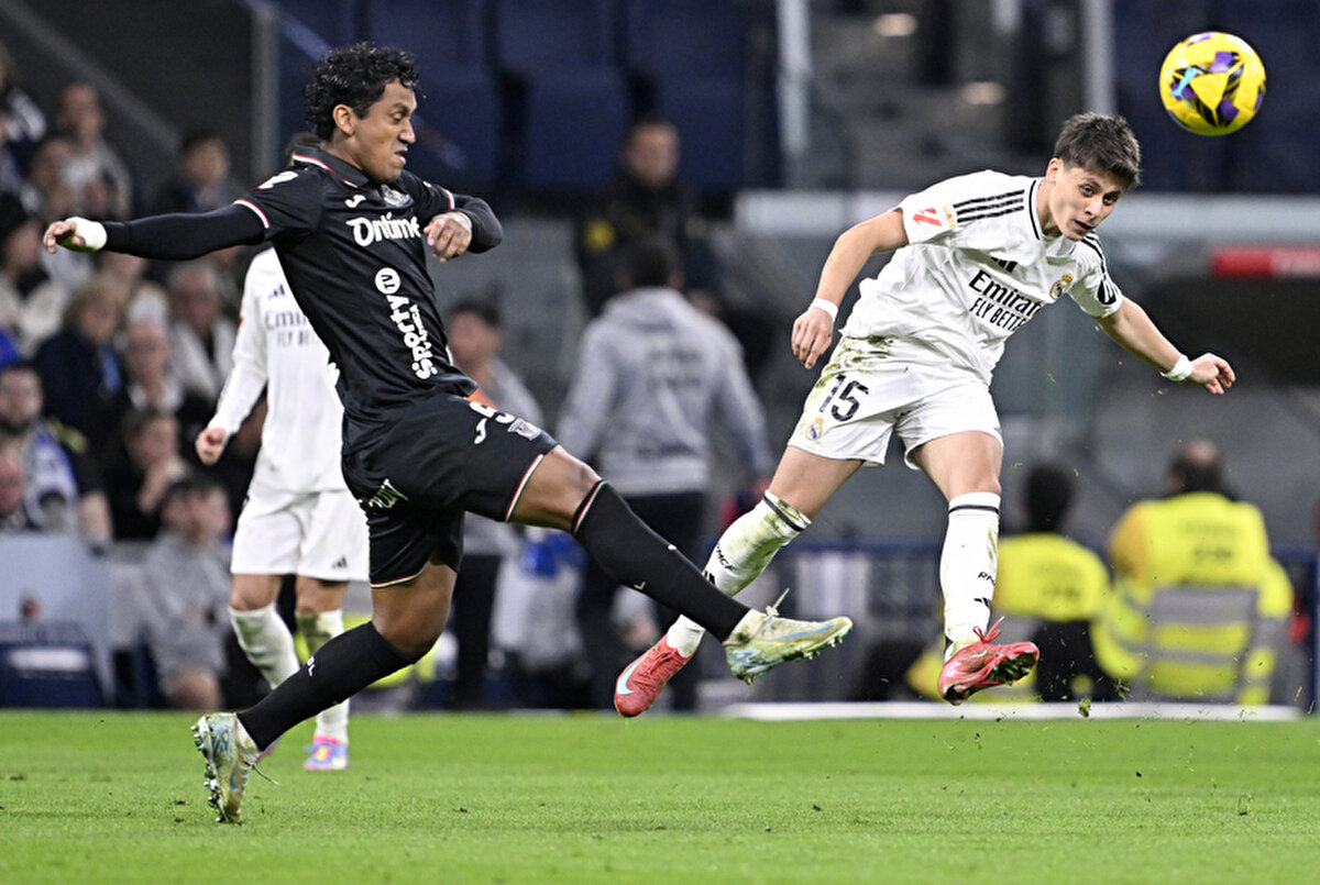 Arda Güler, Leganes maçının 62. dakikasında oyundan çıktıktan sonra yerine Rodrygo sahaya girdi.<br><br>Milli futbolcu, Real Madrid'in Mbappe ile penaltıdan attığı ilk golde, penaltıyı yaptıran isim oldu.