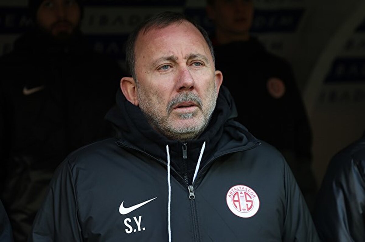 Fenerbahçe ve Galatasaray içerideki maçları kazanırlar. Fenerbahçe kalan 9 maçın 5'ini kazanır. Burada 3-4 tane maç sallantıda. Trabzonspor maçı var, Beşiktaş maçı var, Başakşehir deplasmanı var. Belki Sivasspor ve Gaziantep FK deplasmanları biraz olabilir. Öbürlerini kazanır.