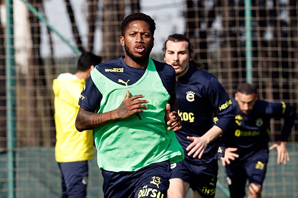 3 İSİMDEN İYİ HABER<br>Fenerbahçe'de Fred antrenmanın ilk bölümünde yer aldı.