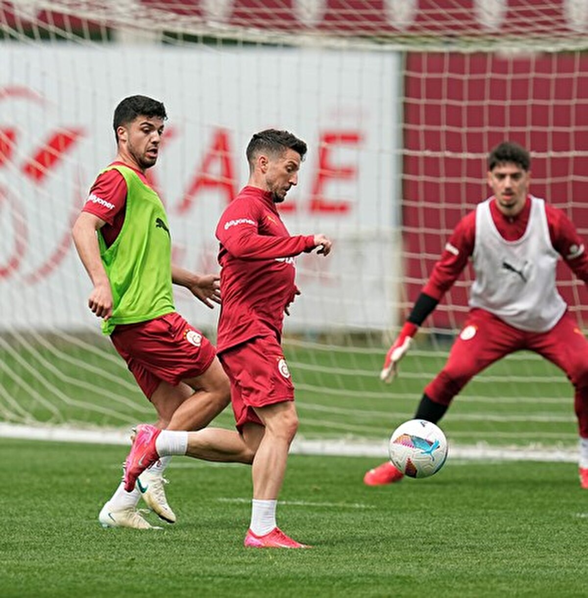 Galatasaray, Ziraat Türkiye Kupası çeyrek finalinde Fenerbahçe ile oynayacağı maçın hazırlıklarına bugün Kemerburgaz Metin Oktay Tesisleri'nde yaptığı antrenmanla başladı.<br>