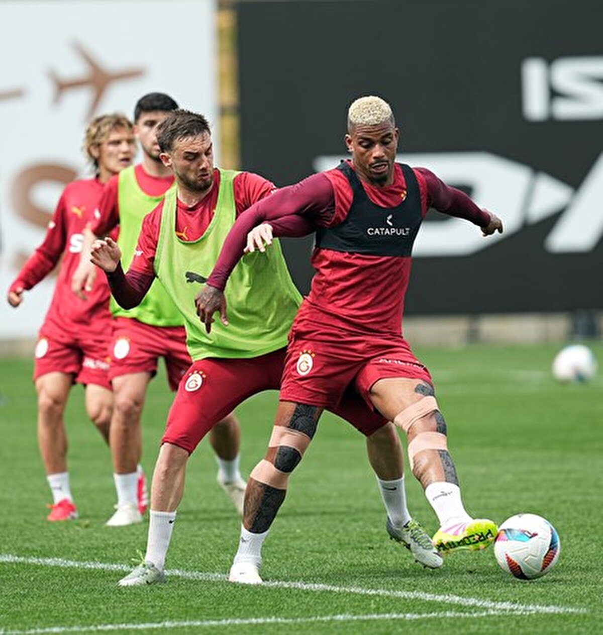 Dinamik ısınmayla başlayan idman, üç grup halinde 5'e 1 pas çalışmasıyla devam etti.