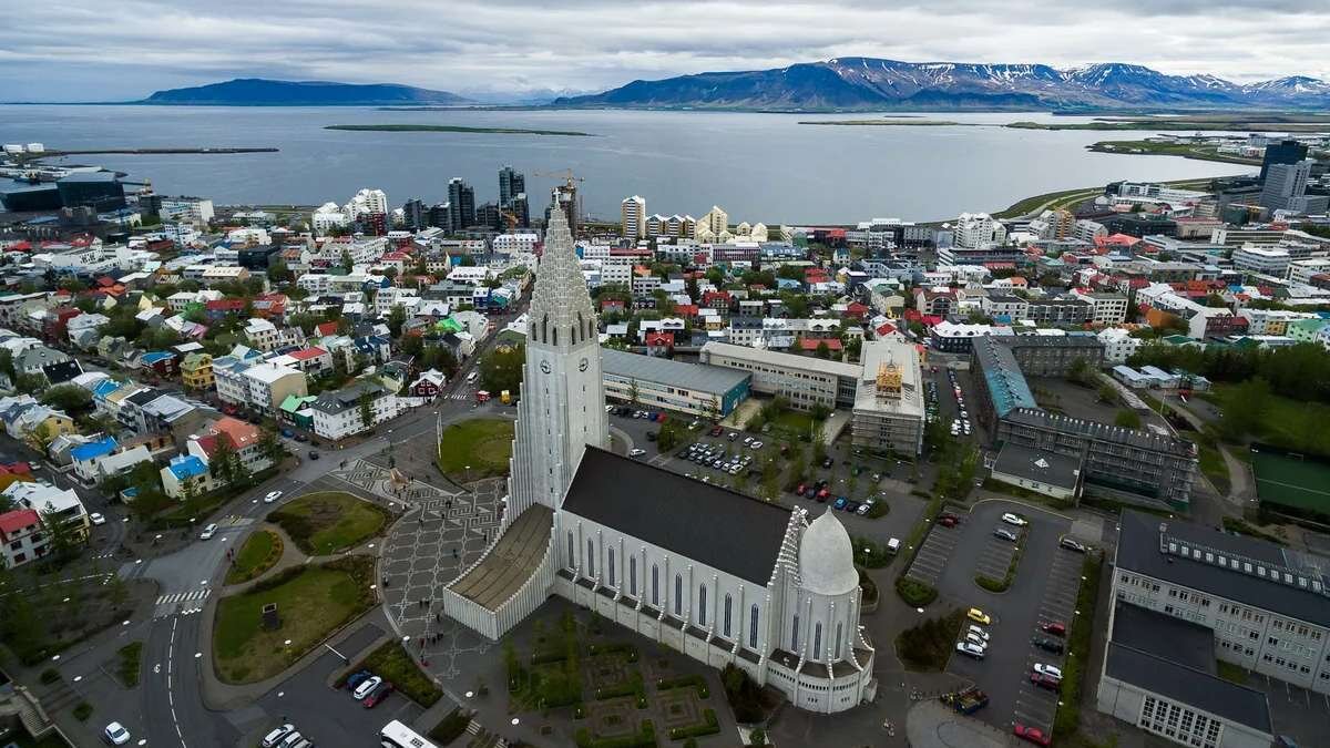 10) İzlanda <br><br>Savunması NATO'nun (özellikle ABD, Norveç, Danimarka) sorumluluğunda.