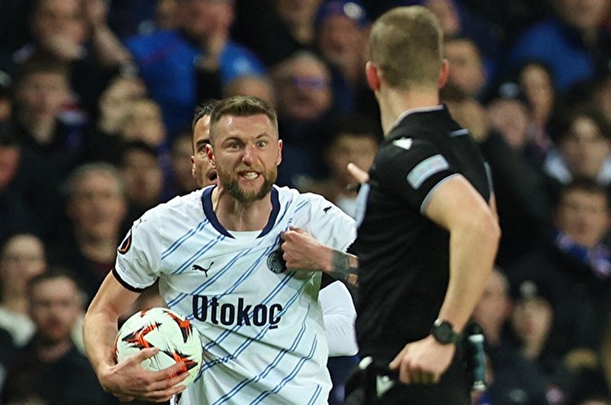 Performansı sonrası Fenerbahçe'nin Slovak stoperin bonservisini almayı hedeflediği biliniyordu. Sarı-lacivertli takım PSG ile transfer konusunda anlaşırsa Skriniar ile 3 yıllık sözleşme imzalamayı planlıyordu.