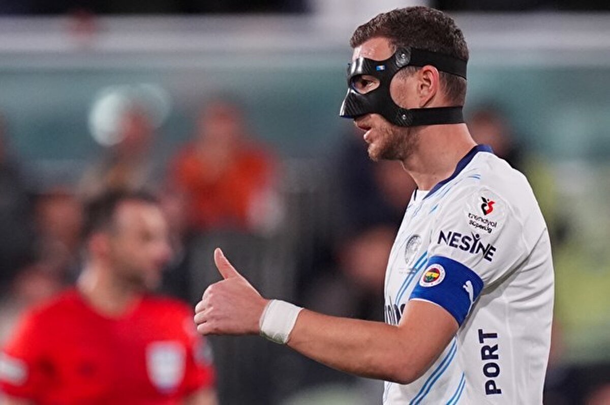 Mourinho'nun dev maça da üçlü defans ve çift forvetli dizilişle çıkmasına kesin gözüyle bakılıyor, Dzeko'nun görev alması halinde yine maskeyle sahaya çıkacağı belirtildi.