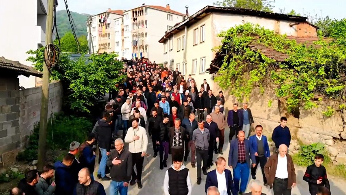 Bursa’nın İnegöl ilçesine bağlı 12 bin kişinin yaşadığı Cerrah Mahallesi’nde halk, dini bayramlarda toplu halde bayramlaşıyor.