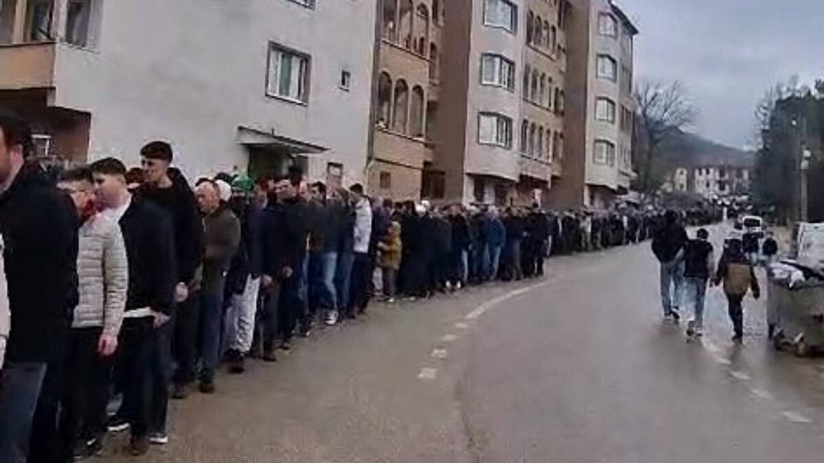 "Mahallemizdeki bayramlaşma geleneği 60-65 yıldır atalarımızdan bize kalan bir miras. Bu geleneği devam ettiriyoruz, ettirmeye de devam edeceğiz. Herkese hayırlı bayramlar" dedi.