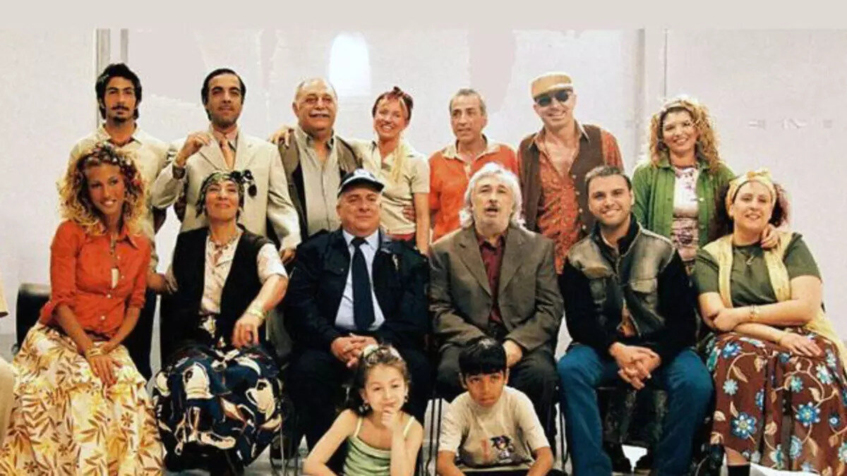 2004 yılında yayınlanmaya başlayan Cennet Mahallesi, Türk televizyonunun en unutulmaz yapımlarından biri olmayı başardı.