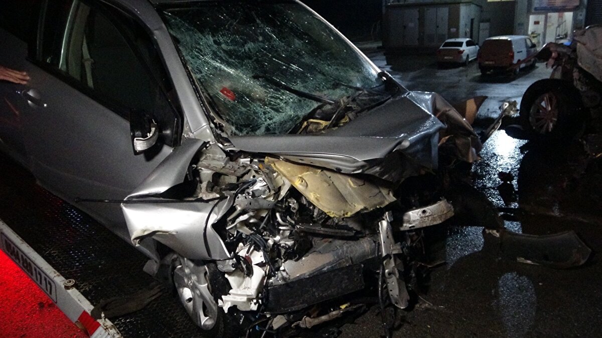 Öte yandan diğer otomobilin sürücüsü Rıdvan Zeybekoğlu ise yaralandı. Zeybekoğlu, olay yerine gelen ambulansla sevk edildiği Çanakkale Onsekiz Mart Üniversite Hastanesi’nde tedavi altına alındı. 