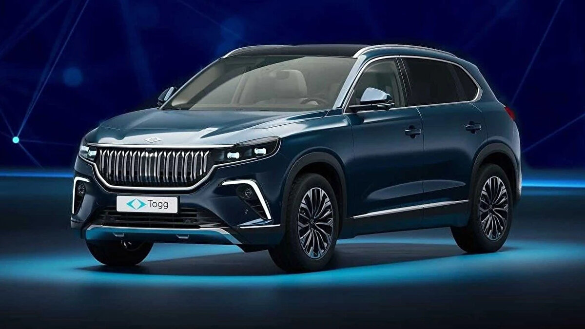 Nasıl başvuruluyor?<br><br>Otomobile erişimi kolaylaştırmak üzere 3 veya daha fazla çocuklu ailelere yönelik bir araç alım desteği hazırlanıyor. Program kapsamında ailelere Türkiye'nin elektrikli otomobili Togg için finansman imkanı sağlanacak.<br><br>Özellikle düşük gelir gruplarının satın alma gücüne uyumlu uzun vadeli finansman imkanı sağlanması planlanıyor.<br><br>Resmi açıklamalar geldiğinde başvuruların nasıl yapılacağı ve diğer detaylar da netleşecek. Şimdiden gözler, Bakanlık’tan gelecek açıklamalara çevrilmiş durumda.