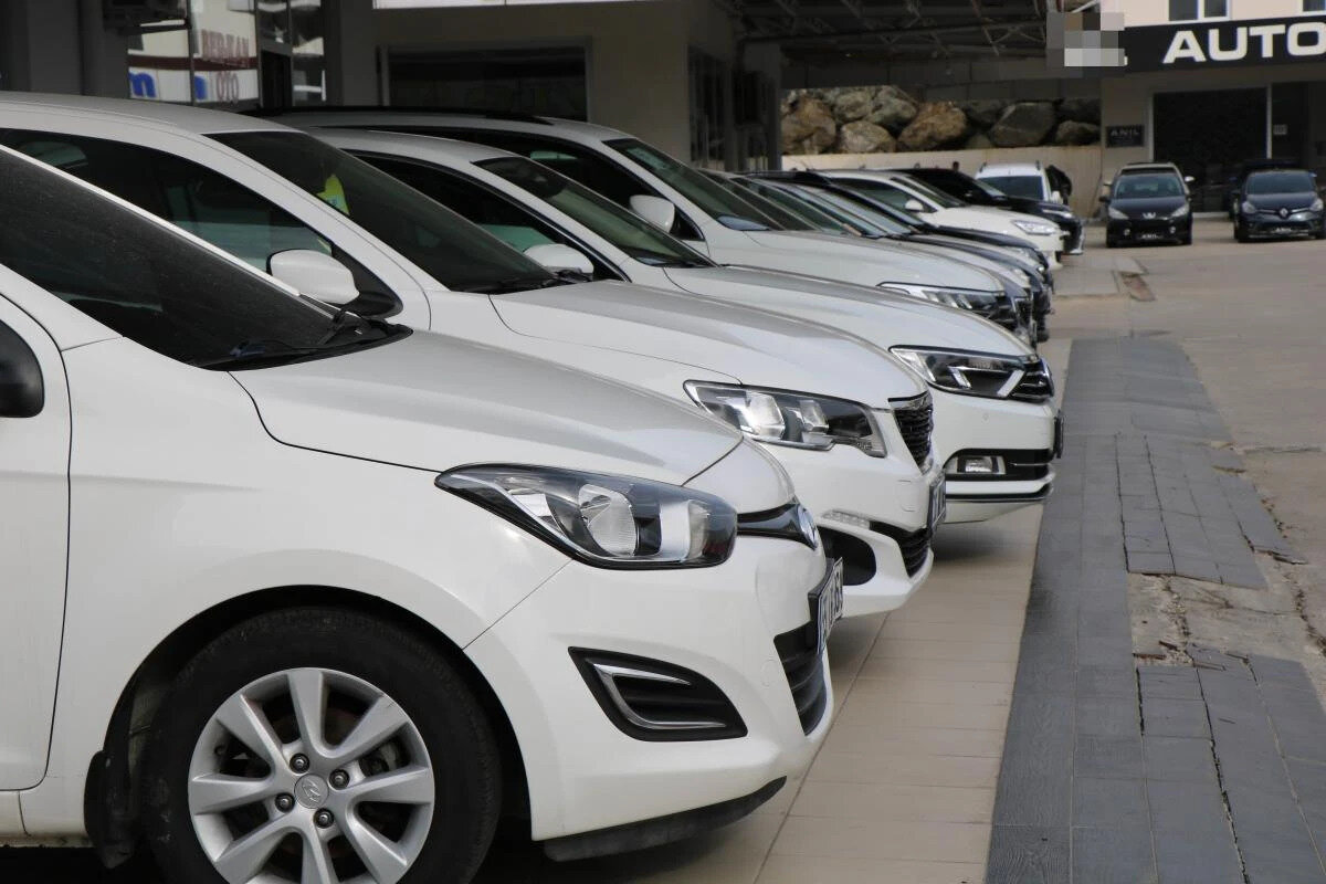 İKİ AYLIK TANINAN SÜRE SONA ERDİ<br><br>İki aylık geçiş süreci sona erdi. Araç ilanlarında yeni dönem başlıyor.<br><br>Galericiler için yetki belgesi zorunluluğu, nisan ayıyla birlikte sadece 2023, 2024 ve 2025 model yılı taşıtları için başlayacak.<br><br>Tüm taşıt ilanları için zorunluluk ise 2 Haziran itibarıyla geçerli olacak.