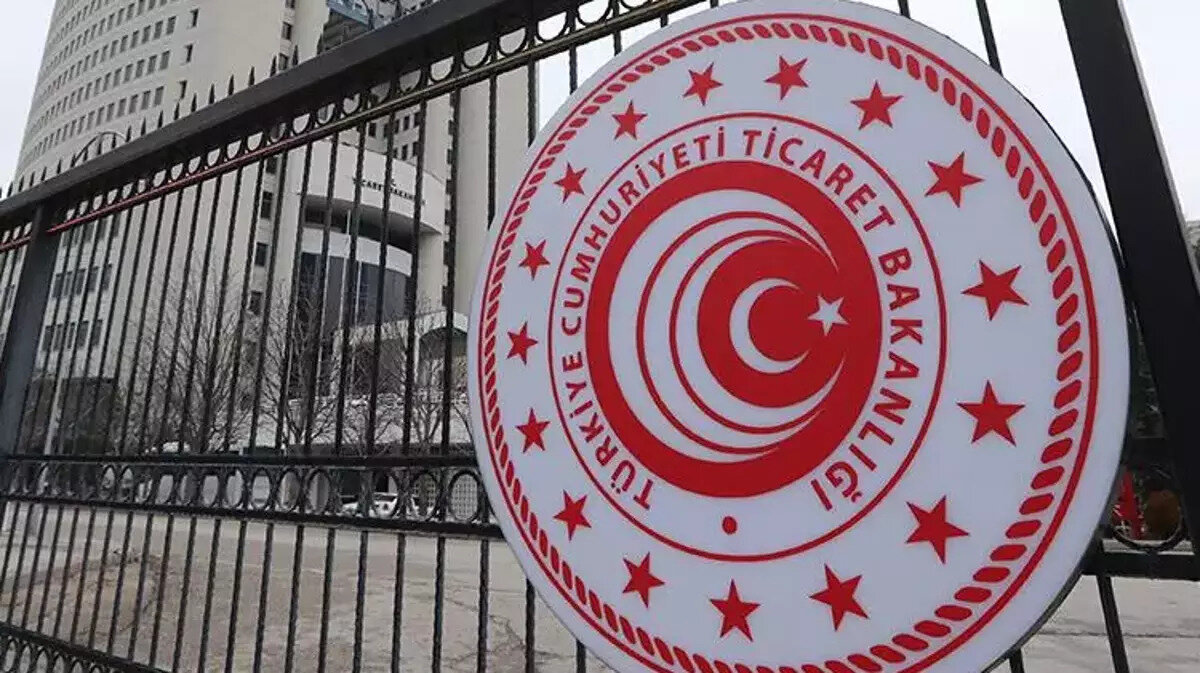 İLAN SİTELERİ ÜZERİNDEN SATIŞ OLMAYACAK<br><br>Yetki belgesi, aracını kendisi satmak isteyenler için gerekmiyor. Taşıt sahibinin birinci ve ikinci derece akrabaları da aracın satışını yapabilecek. Bunlar dışında başka biri, aracı ilan siteleri üzerinden satamayacak.<br><br>Elektronik ilan doğrulama sistemi, sadece araç değil emlak ilanları için de yürürlüğe girmişti.<br><br>Kiralık ilanları için 1 Ocak'ta zorunlu hale gelen sistem 7 Nisan itibarıyla satılık ilanları için de geçerli olacak. Bu tarihten itibaren yalnızca mülk sahiplerinin e-Devlet üzerinden yetkilendirdiği kişiler, satılık ilanı girebilecek.