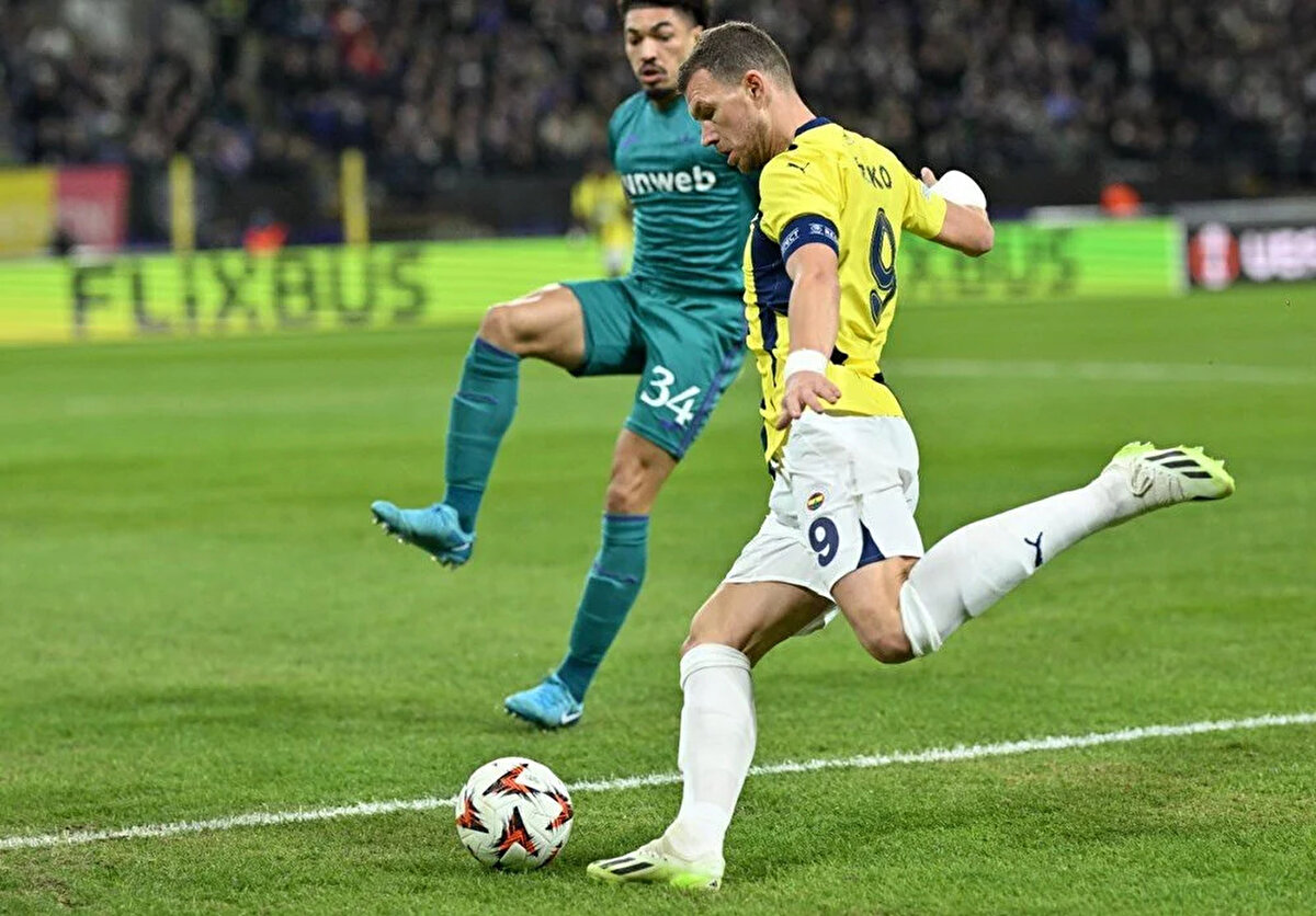 Ziraat Türkiye Kupası çeyrek final maçında yarın Galatasaray'ı konuk edecek olan Fenerbahçe'de, sakatlığı bulunan Edin Dzeko, Jose Mourinho ile görüşme gerçekleştirdi.<br>