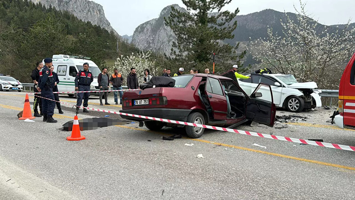 3 ÖLÜ, 4 YARALI<br>Kazada, sürücülerden Cemil Keskin ile aynı otomobilde bulunan Davut Keskin (44) ve Zehra Yıldırım (77) hayatını kaybetti.<br><br>Diğer sürücüyle otomobillerde bulunan Gülizar Keskin (70), Muharrem Yıldırım (54) ve Neşe Savaş (60) yaralandı.