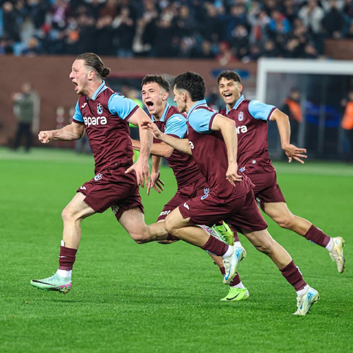 Büyük çekişmeye sahne olması beklenen karşılaşmaya taraftarların yoğun ilgi göstermesi bekleniyor.<br>