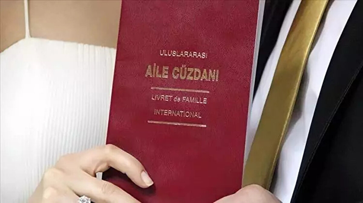 TÜRKİYEDE 2024 YILINDA EVLENEN ÇİFTLERİN SAYISI 268 BİN 395'E YÜKSELDİ<br><br> <br><br>Türkiye'de geçen yıl evlenen çiftlerin sayısı 568 bin 395 olurken, boşanan çiftlerin sayısı 187 bin 343 olarak kayıtlara geçti.<br><br> <br><br>En yüksek kaba boşanma hızı Antalya oldu..
