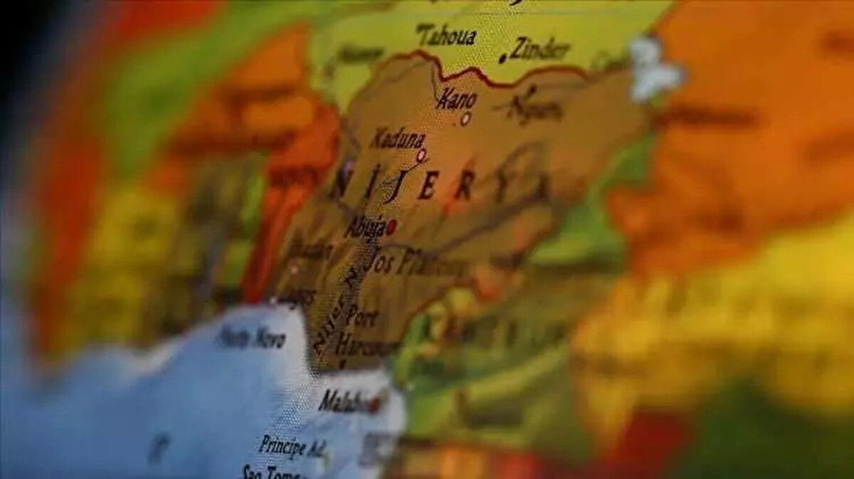 Divorce.com'a göre, Afrika'da boşanma oranlarını etkileyen başlıca faktörler arasında ilk evlilik yaşı, mali bağımsızlık, çok eşlilik ve HIV/AIDS riskleri yer almaktadır.<br><br> <br><br>Rapor ayrıca Sahraaltı Afrika'da kadınların erkeklerden daha sık boşanmaya başladığını ortaya koymuştur.<br><br> <br><br>Özellikle, ortaokul eğitimi almış kadınların %34,6'sı, kentsel alanlarda yaşayanların %38,6'sı, hane dışında çalışanların %57,6'sı ve tek eşli birlikteliklerin %75,1'i boşanmıştır.<br><br> <br><br>Ayrıca, Sahra altı Afrika ülkelerinde evlilik istikrarının temel olarak din ve geniş aile bağlarına bağlı olduğunu vurgulamışlardır.