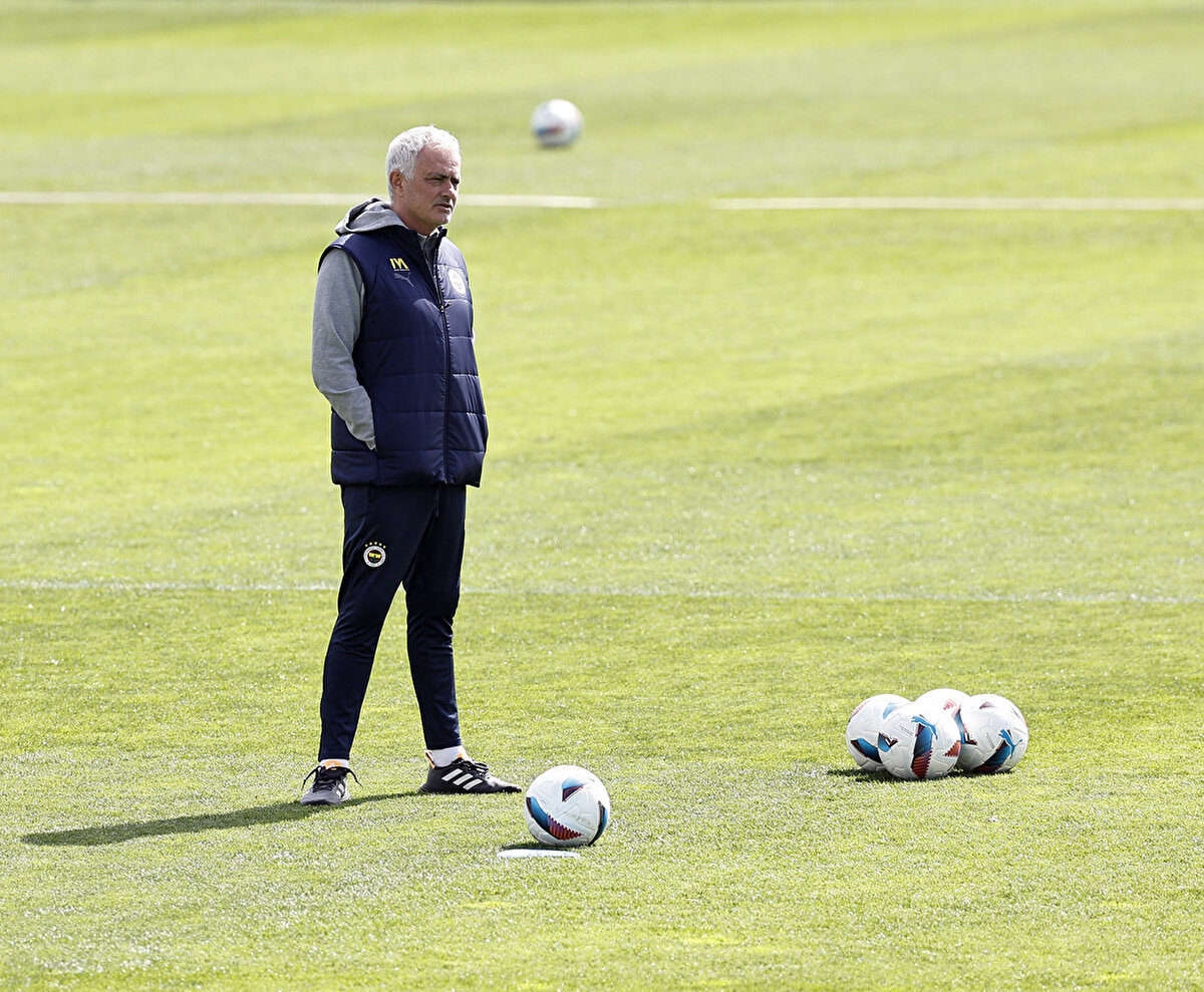 Kasımpaşa, Erzurumspor FK ve Gaziantep FK maçlarından galibiyetle ayrılarak B Grubu'nu lider bitiren Fenerbahçe, çeyrek final eşleşmelerinde seri başı oldu. Ezeli rakibiyle karşılaşacak sarı-lacivertliler, seri başı avantajıyla karşılaşmayı evinde oynayacak.<br>