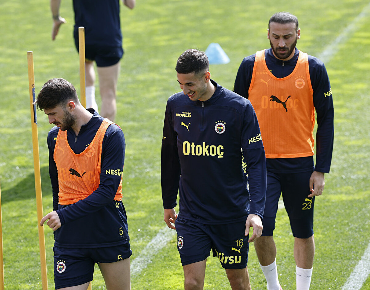 Fenerbahçe'de Galatasaray maçı öncesinde eksik oyuncu var mı?<br><br>Fenerbahçe'de Galatasaray mücadelesi öncesinde, sakatlıklarını atlatan Fred, Çağlar Söyüncü ve Diego Carlos forma giyebilecek duruma geldi.<br>