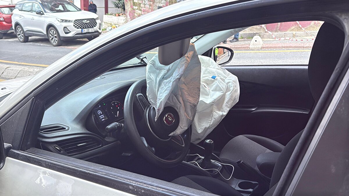 Kağıthane’de yokuştan hızla inen otomobil sürücüsü önce bir araca, daha sonra kaldırımda yürüyen kadına çarptı. 