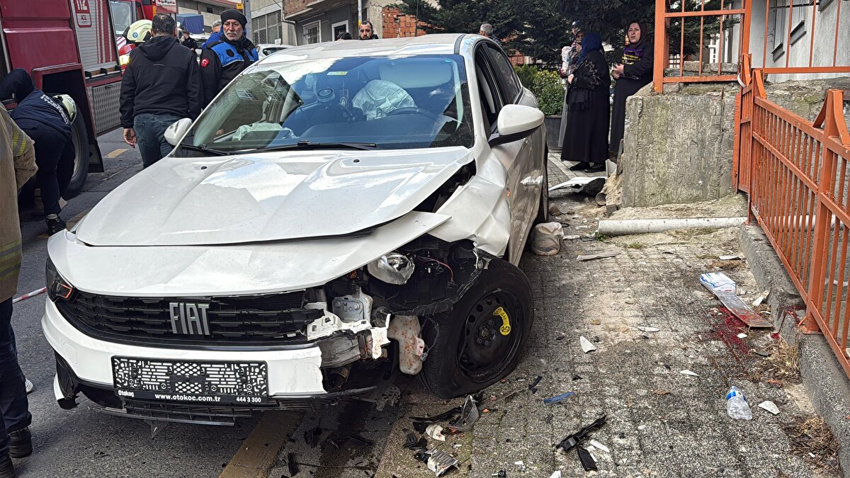 Barut otomobiliyle önce park halindeki bir araca ardından da karşı istikametteki kaldırımda yürüyen Gülsüm Akgün'e çarptı.