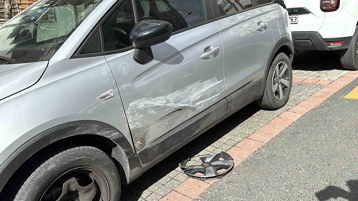 Kazada park halindeki aracı hasar gören Elvan Bulut, "Araç, yokuş aşağı süratli bir şekilde indi. Ardından benim aracıma vurdu. Sonra da mantara vurdu. Oradan sonra da aşağıdan yukarı doğru yürüyen kadına çarptı. Kadının bacağı kesildi. Sonrasında itfaiye, polis ve sağlık ekiplerini aradık. Yaralı kadını hastaneye götürdüler. Benim aracımda da hasar var. Kapısı kırıldı, jant ve lastik parçalandı" dedi.