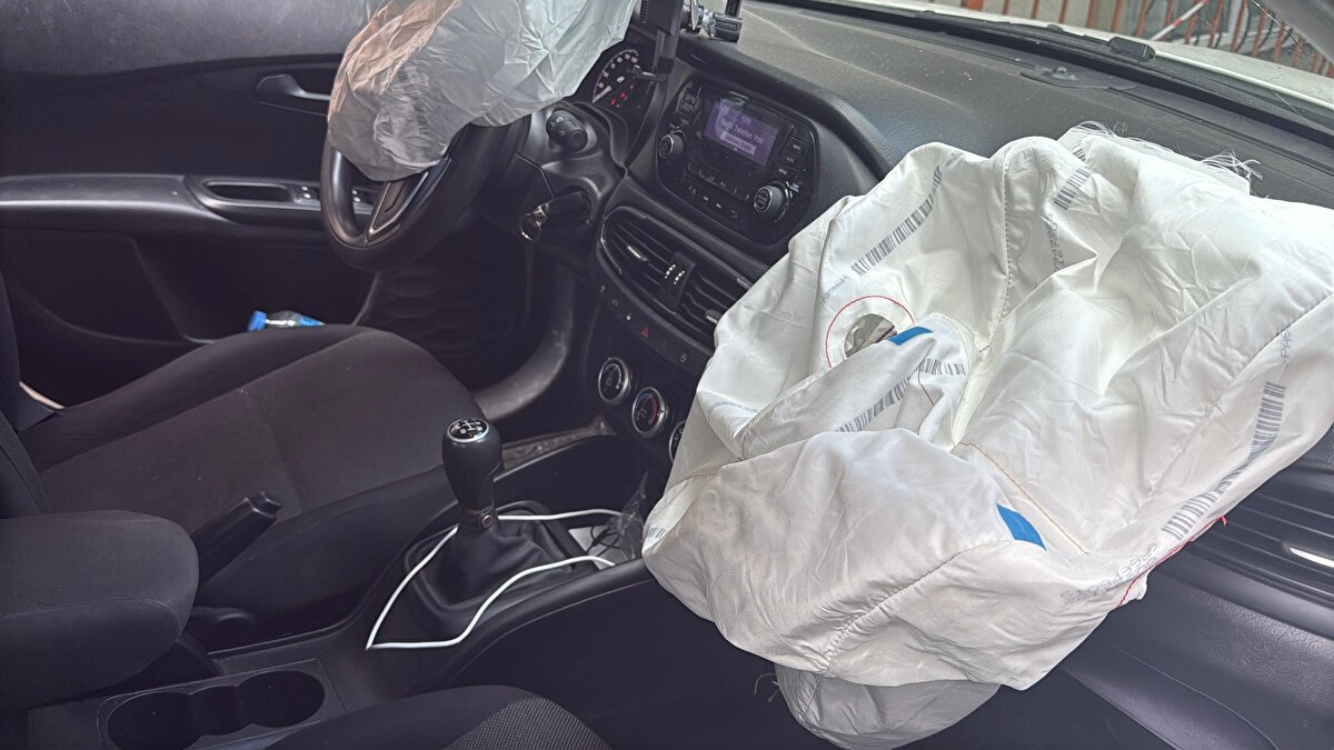 Market alışverişinden döndüğü öğrenilen Akgün, kazada ağır yaralandı ve bacağı koptu.