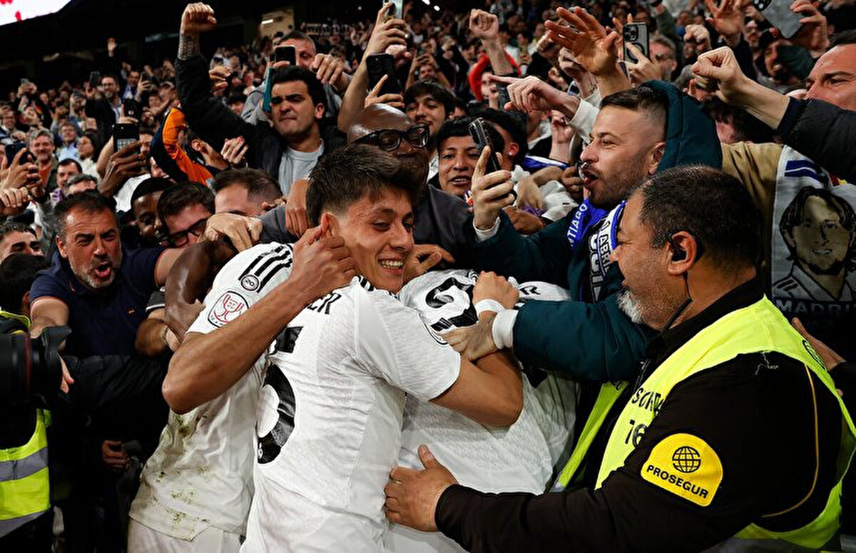 Uzatmalara giden maçta 105’inci dakikada oyuna giren Arda Güler, 115'inci dakikada Antonio Rüdiger’in golüne asist yaptı. 4-4’e gelen maçta Real Madrid adını finale yazdıran taraf oldu.