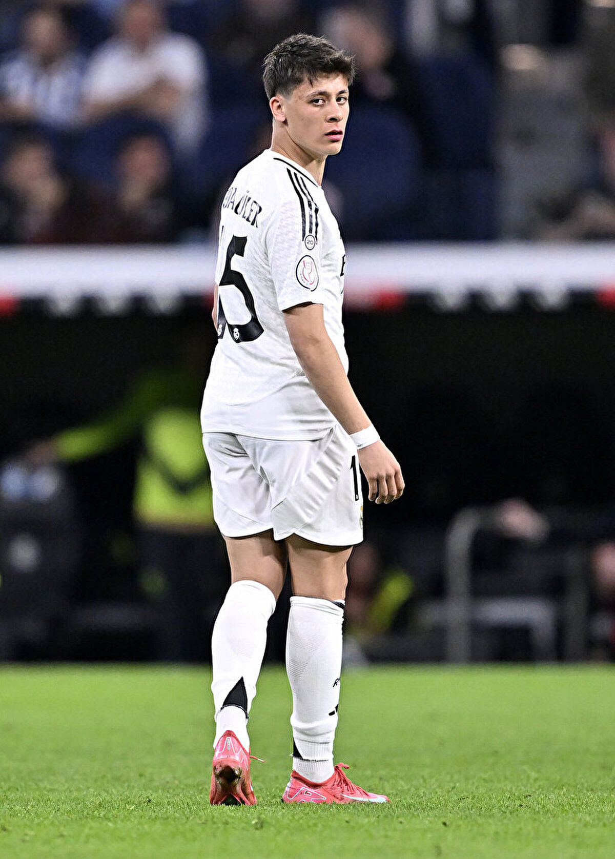 "Ancelotti; hak ettiğinden daha az süre alan ama Rüdiger'in 4-4 yapması için mükemmel bir köşe vuruşu kullanan Arda Güler'i oyuna alacağı anı da biliyordu. Carletto genç oyunculara karşı her zaman adil olmadığını kabul ediyor ama onun formülüne kim karşı çıkabilir ki?"<br>