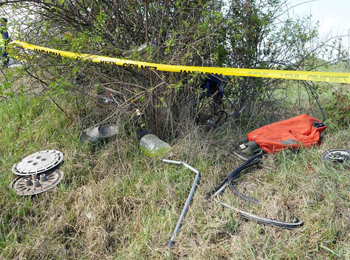 Köylülerin ihbarı üzerine kaza yerine jandarma, sağlık, itfaiye ekipleri sevk edildi. Sağlık ekipleri, yaptıkları muayenede Fiat-Tofaş aracın sürücüsünün hayatını kaybettiği belirledi.