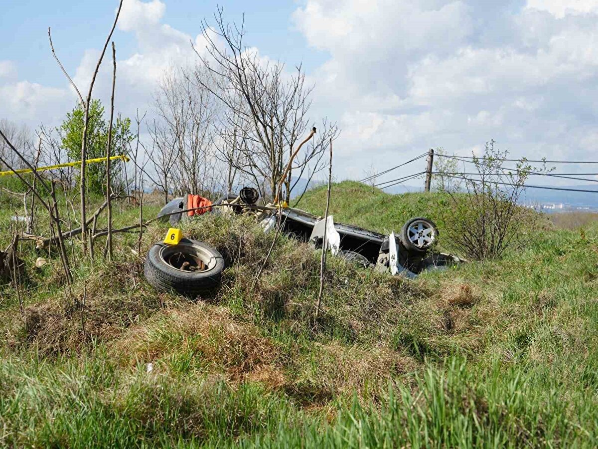 Çarpmanın etkisiyle savrularak takla atan otomobil şarampolde yaklaşık 40 metre sürüklendi. Kazada Mürsel Bakırcı olay yerinde hayatını kaybetti.