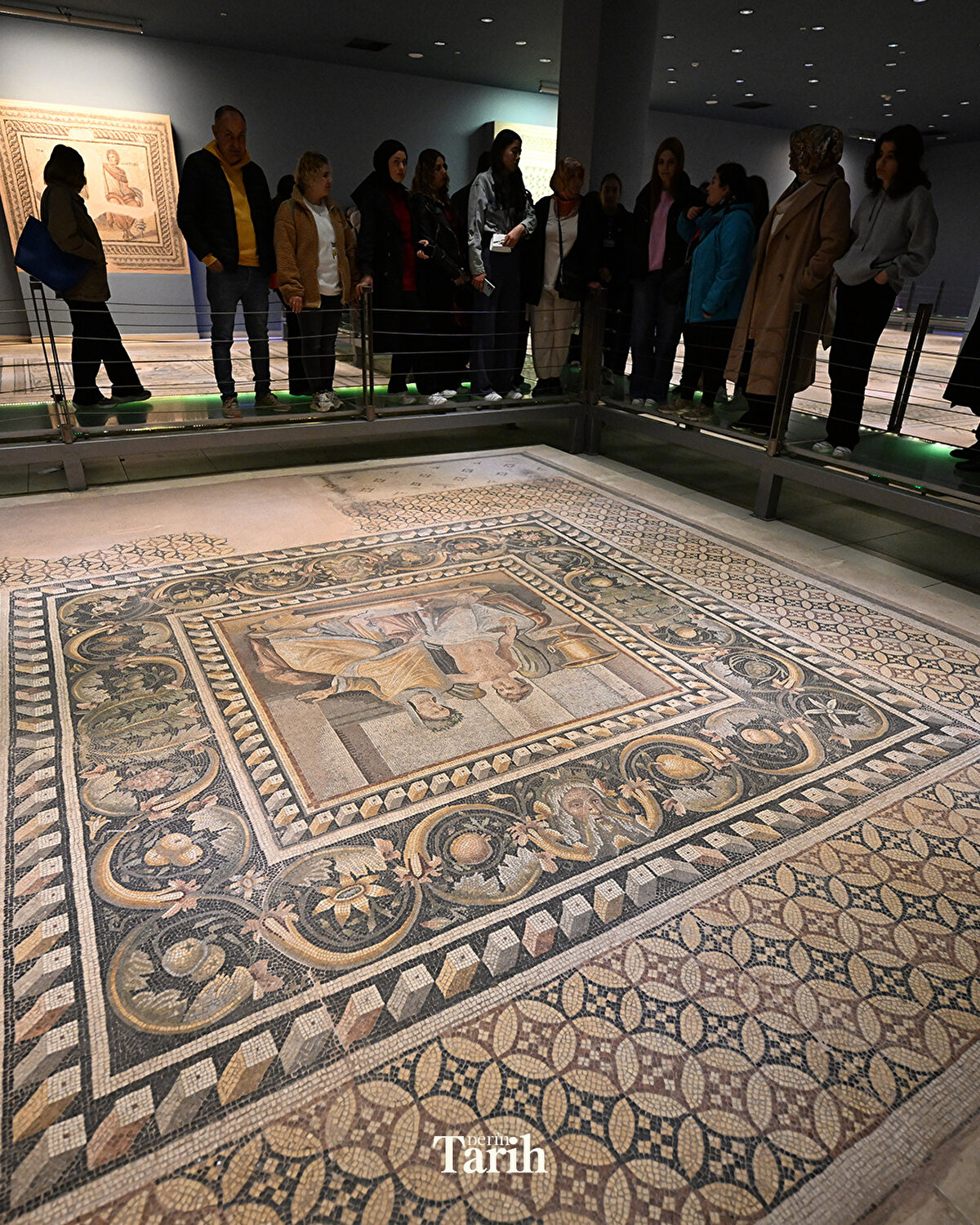 "Bugün şehrimizin kültürüne dair önemli bir rekor haberim var sizlere. 3 günlük Ramazan Bayramı'nda Zeugma Mozaik Müzemizde her sene 13 bin civarında olan toplam ziyaretçi sayımız bu bayram 23 bin 654 kişiye ulaşarak bir rekora imza attı. Ayrıca, 1 Nisan'da yani bayramın üçüncü gününde ziyaretçi rakamımız 8 bin 60 ile tüm zamanların günlük ziyaretçi rekorunu kırmış oldu."