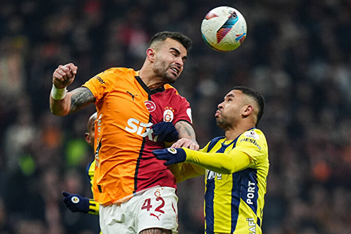 Fenerbahçe bu sezon derbi maçlarda umduğunu bulamadı. Ligde Galatasaray'a sahasında 3-1 mağlup olan sarı-lacivertliler, deplasmandaki müsabakadan ise 0-0'lık beraberlikle ayrılmıştı. Mourinho'nun ekibi, ligin ilk yarısında Beşiktaş deplasmanında da 1-0 kaybetmişti.<br>