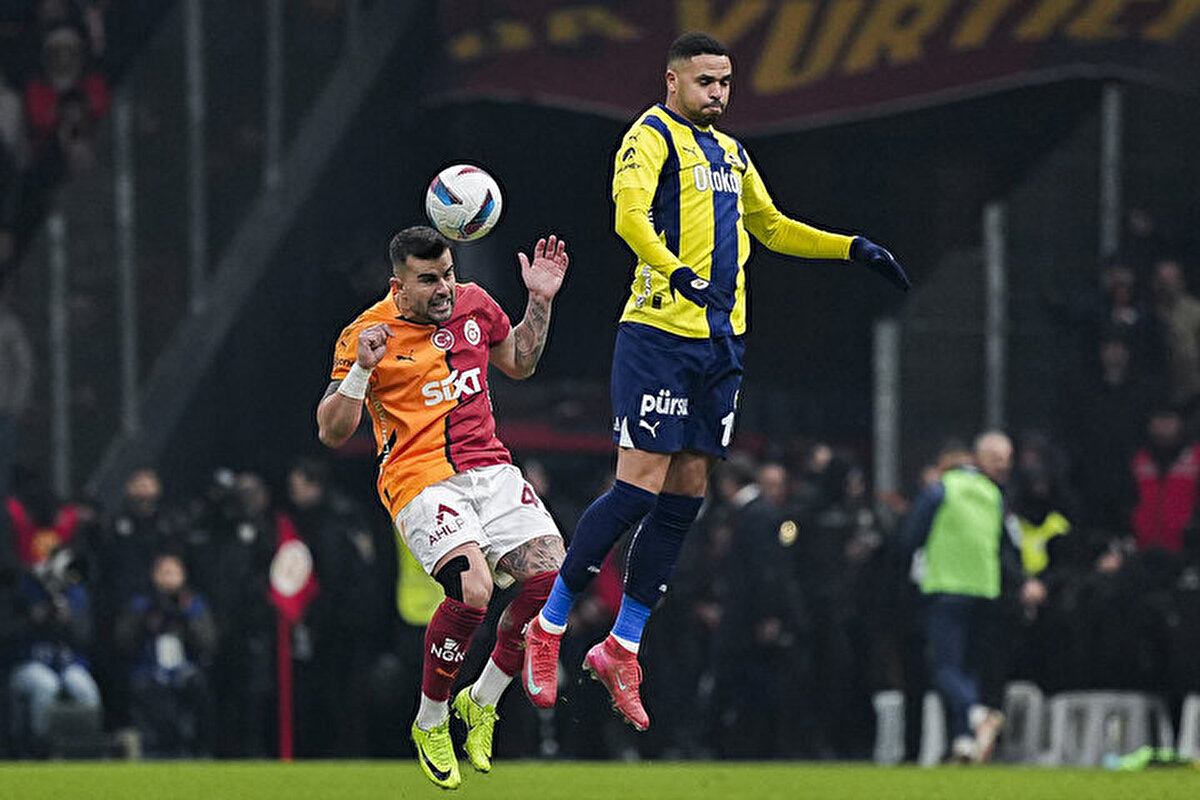 Bu arada Galatasaray, 7 Nisan'da Şanlıurfa'da oynanan Süper Kupa maçında Fenerbahçe karşısında ilk dakikada attığı golle 1-0 öne geçerken, rakibinin sahadan çekilmesiyle mücadeleyi 3-0 hükmen kazandı.<br>